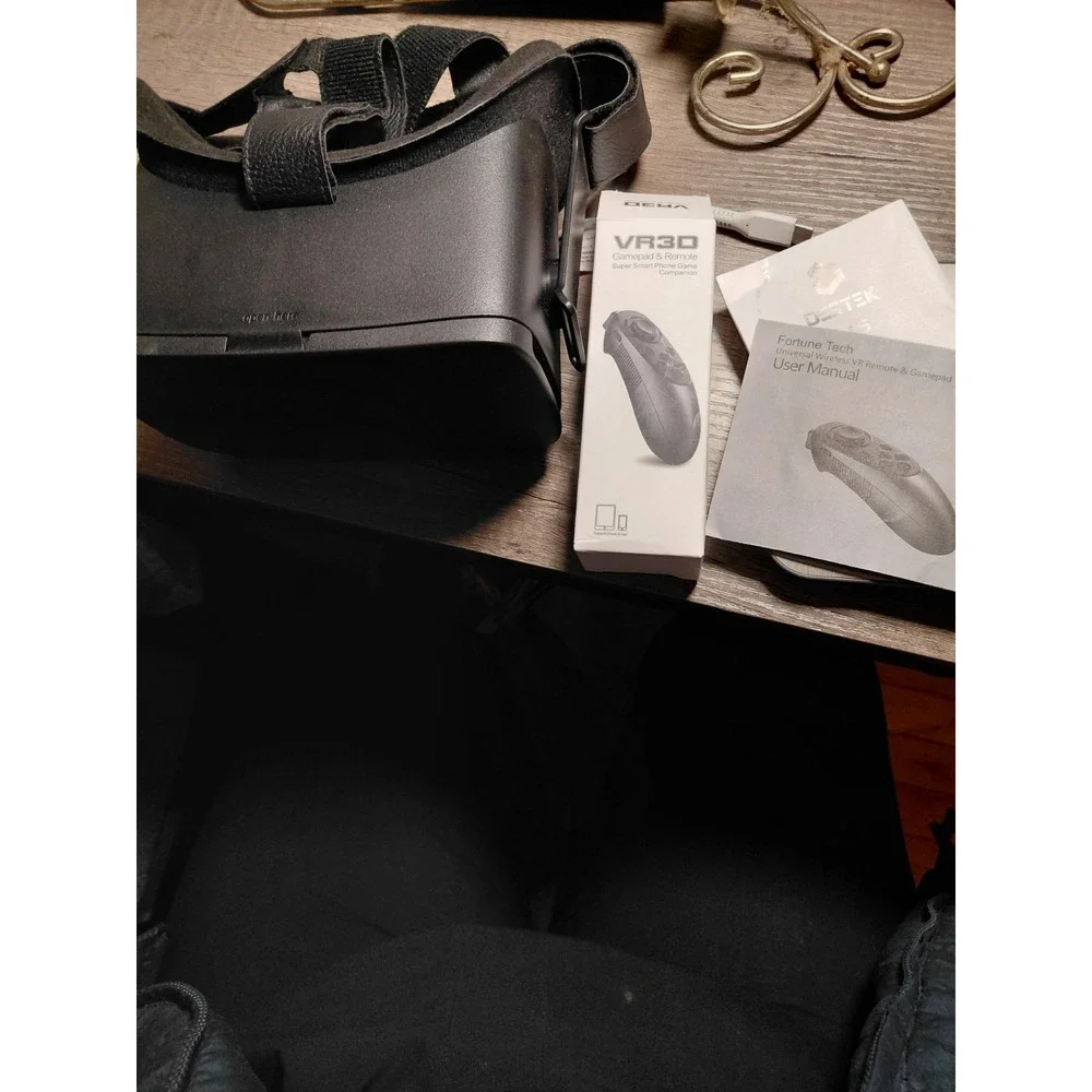 DESTEK V5 VR Smartphone Virtual Reality Headset with Wireless Remote & Gamepad